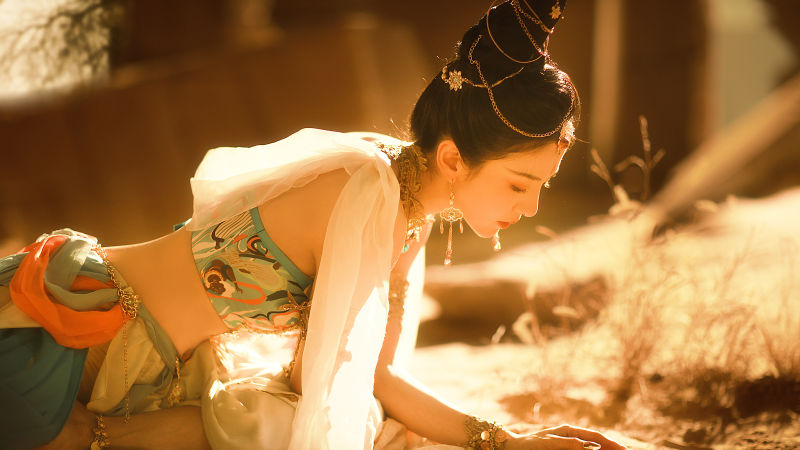 鸿音 敦煌 沙子 阳光 好看养眼身材美女4k壁纸-螃蟹最爱横着走